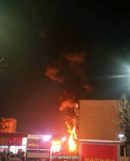 河北秦皇島一廠房發(fā)生火災，現(xiàn)場火勢兇猛。