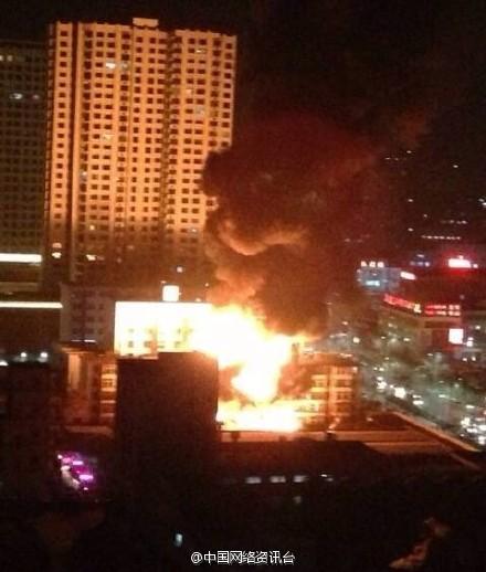 河北秦皇島一廠房發(fā)生火災，現(xiàn)場火勢兇猛。