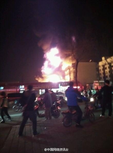 河北秦皇島一廠房發(fā)生火災，現(xiàn)場火勢兇猛。