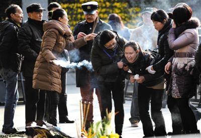 昨日，上海，外灘踩踏事件遇難者家屬來到事發(fā)地獻花祭奠。