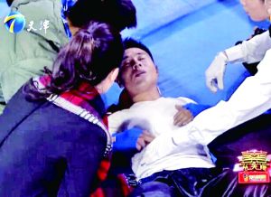 天津衛(wèi)視一檔明星真人秀娛樂節(jié)目中，海南省武術(shù)協(xié)會副秘書長楊成章被打倒在地，表情痛苦。