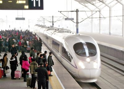 　2014年1月3日，江蘇徐州，旅客在等候乘坐京滬高鐵和諧號動車組列車。圖/CFP
