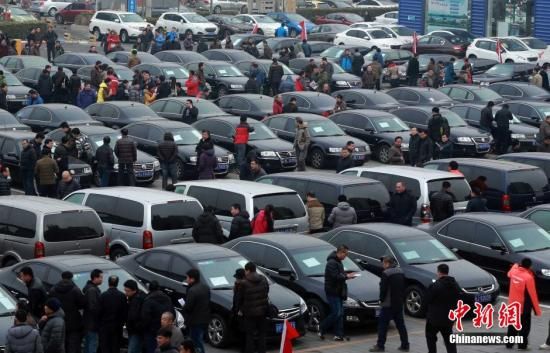 2015年1月25日，首批國(guó)家和中央機(jī)關(guān)取消的公務(wù)用車(chē)在北京亞運(yùn)村汽車(chē)交易市場(chǎng)拍賣(mài)。106輛公務(wù)用車(chē)