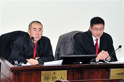 1月5日，呼市中院審理趙志紅案。律師謝飛（左）和張瑞軍（右）出庭為趙志紅辯護(hù)。