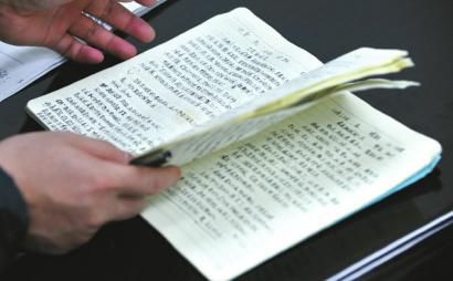 小王留下的日記本里記錄了很多她的往事。