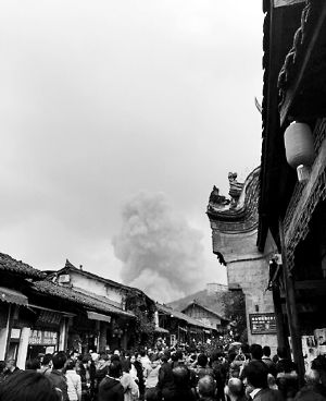 成都龍泉驛區(qū)洛帶古鎮(zhèn)的游客拍到爆炸瞬間濃煙滾滾。