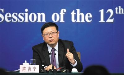 昨日，十二屆全國人大三次會議新聞中心，環(huán)保部部長陳吉寧回答中外記者提問。新京報記者 陳杰 攝