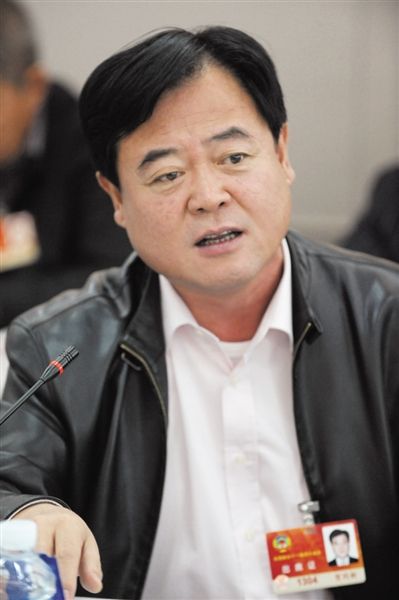 　政協(xié)委員、中國通用技術(shù)集團(tuán)董事長賀同新稱，按照2014年的數(shù)字，他的薪水下降了近50%。圖/CFP
