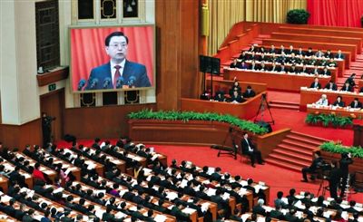 十二屆全國人大三次會(huì)議舉行第二次全體會(huì)議，全國人大常委會(huì)委員長張德江作全國人大常委會(huì)工作報(bào)告。