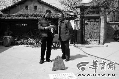 昨日，商洛市博物館工作人員（左）向李老漢講解最近出臺的《陜西省群眾保護文物獎勵辦法》