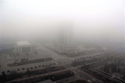 昨日，連云港市贛榆區(qū)14層高樓上拍攝的大霧天氣。當(dāng)日，江蘇省多地出現(xiàn)大霧天氣。新華社發(fā)