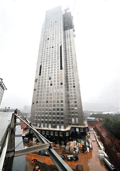 湖南遠大可建公司采取模塊化建造技術建造的57層高樓施工現(xiàn)場。新華社發(fā)