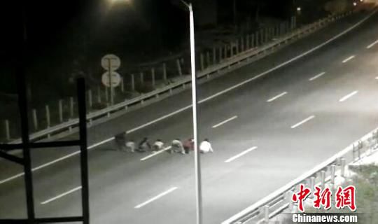 孩子們將高速公路當成跑道賽跑?！【焦﹫D　攝