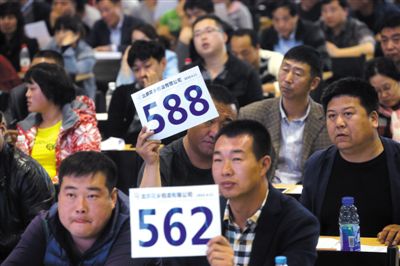 昨日，拍賣現(xiàn)場(chǎng)競(jìng)拍者舉牌競(jìng)拍。新京報(bào)記者