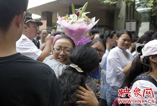 沖向你，給你一個深情的擁抱。