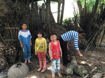 羅梅和她的三個(gè)孩子。中間兩個(gè)孩子為羅梅夫婦在逃亡途中所生。新京報(bào)記者 蕭輝 攝