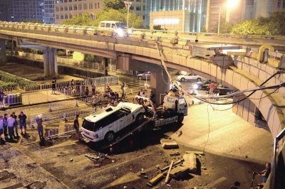 路虎車被扶正后，救援車將其拖離現(xiàn)場。