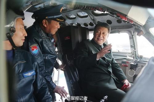 2015年2月16日，習近平登上戰(zhàn)機，坐進駕駛艙，了解裝備性能，體驗操作使用。
