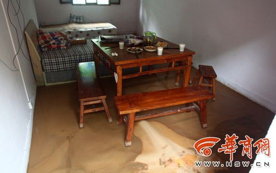 “洪水像瀑布一樣灌進(jìn)院子”