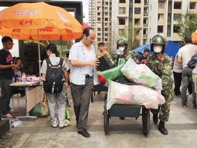 9月8日，天津濱海海港城小區(qū)，武警幫助居民搬東西。
