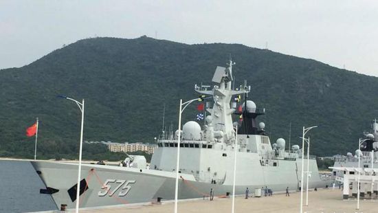 中國海軍艦艇編隊12日上午從三亞起航，參加“和平友誼-2015”中馬兩軍首次實兵聯(lián)演。