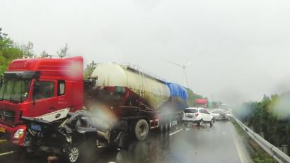 西攀高速公路追尾事故現(xiàn)場。