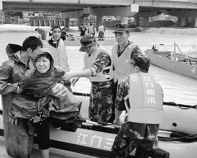 5日，廣東江門市邊防官兵解救被洪水圍困的群眾。 廖 鍵攝（人民視覺）