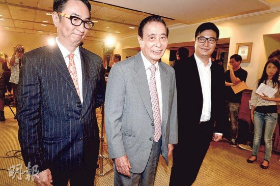 四叔李兆基（中）、長子李家杰（左）及次子李家誠