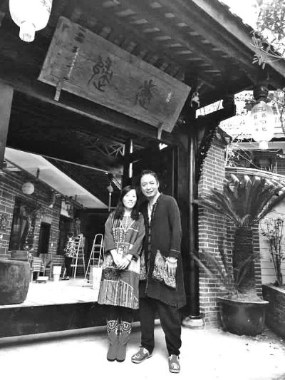 顧少強和丈夫在自己的客棧前合影,作為結(jié)婚照。照片由受訪者提供