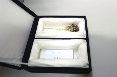 存放于匣內(nèi)的金簪華美依舊。