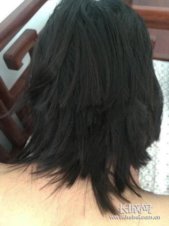 唐山市第六十二中學(xué)高一女生王某被老師剪得七零八碎的頭發(fā)。學(xué)生家長陳女士/供圖