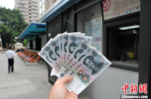 “如果是千元左右的跨行轉(zhuǎn)賬，都會(huì)先充值到支付寶，然后再轉(zhuǎn)到相應(yīng)銀行賬戶中”，肩負(fù)3000多元月供的北京白領(lǐng)小李告訴中新網(wǎng)記者，這樣操作起來(lái)方便、省時(shí)，還免去下載好幾個(gè)銀行客戶端的麻煩。