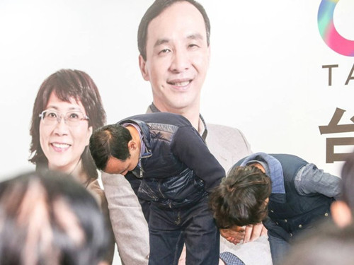 國(guó)民黨明天下午將召開臨時(shí)中常會(huì)，決定由誰擔(dān)任代理主席。圖為朱立倫與王如玄上午到競(jìng)選總部，向支持自己競(jìng)選的志工們一一致意，感謝他們的陪伴。圖片來源：臺(tái)灣《聯(lián)合報(bào)》