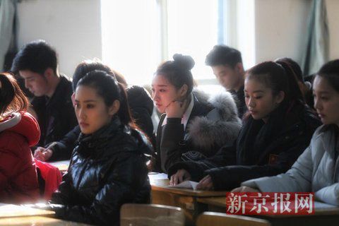 主持系考生正在備考區(qū)等待考試。