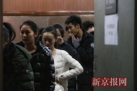 音樂劇系考生在備考區(qū)域等待考試。新京報記者 周崗峰 攝