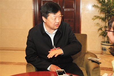 昨日下午，全國(guó)人大代表、哈爾濱市長(zhǎng)宋希斌在駐地接受新京報(bào)記者專(zhuān)訪。張磊 攝