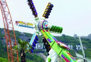 3月28日零點(diǎn)剛過幾分鐘，上海迪士尼6月16日開園日的門票就宣告售罄，巨大的訪問量一度導(dǎo)致票務(wù)系統(tǒng)出現(xiàn)間歇性故障，被網(wǎng)友調(diào)侃“激烈程度堪比春運(yùn)”。網(wǎng)上甚至有“黃牛”將一張開園門票炒到幾千元。