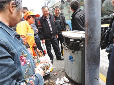 四川達(dá)州市通川區(qū)一垃圾桶，被搶槍支在此被找到。