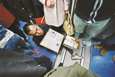 在賣藝時(shí)，李大鵬會(huì)把判決結(jié)果掛在胸前