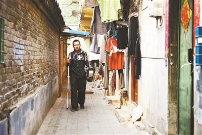 雖然曾被報(bào)道擁有兩套房產(chǎn)，李大鵬實(shí)際的租住地在一片棚戶區(qū)里