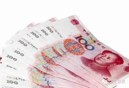 按照4月1日起上海執(zhí)行的月最低工資標(biāo)準(zhǔn)2190元計(jì)算，勞動(dòng)者在5月1日當(dāng)天加班，每天的加班工資至少有302元。如果3天都加班、不調(diào)休，加班工資至少有704元。