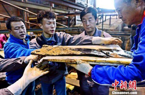 圖為南昌西漢?；韬钅怪鳂∈铱脊虐l(fā)掘現(xiàn)場出土了一組漆器“屏風”?！」?攝