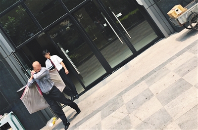 昨日11時許，新華聯(lián)國際公寓門口，一男子將電視等賭具轉(zhuǎn)移，后被警方控制