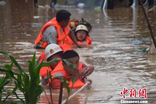 資料圖：6月20日，貴州省黔西南州暴雨成災(zāi)。圖為消防員抗洪救人?！∏髂舷?攝