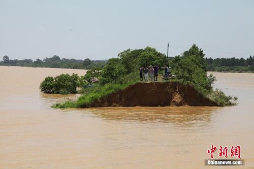 資料圖：6月21日，江西鄱陽(yáng)縣濱田水庫(kù)泄洪道河堤(濱田河)潰口現(xiàn)場(chǎng)。 王劍 攝