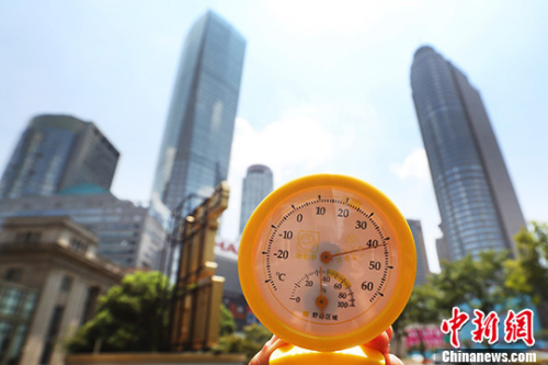 7月26日中午12點39分，南京街頭高溫逼人，用溫度計測量的實時溫度超過40攝氏度。 中新社記者 泱波 攝