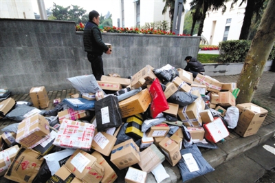 2015年11月19日，江蘇省南京市，河海大學(xué)校園外的路上大堆的快遞。圖/視覺中國