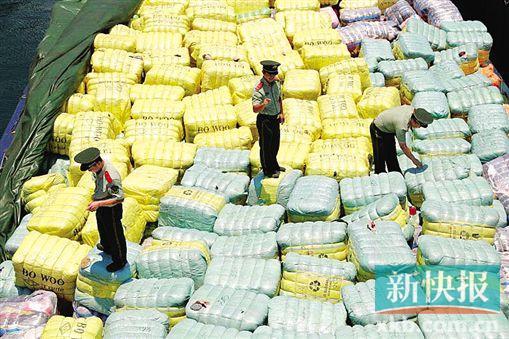 邊防官兵正在檢查截獲的走私舊衣物。 通訊員供圖