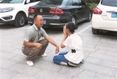 一位來自山西的父親，在燕郊找到陷入傳銷組織的女兒，當(dāng)街痛哭，求女兒回家