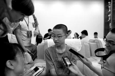 14歲的最小新生黃家琪淡定接受記者群訪。